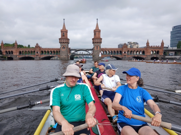 Barke vor der Oberbaumbrcke Berliner Innenstadt 2024