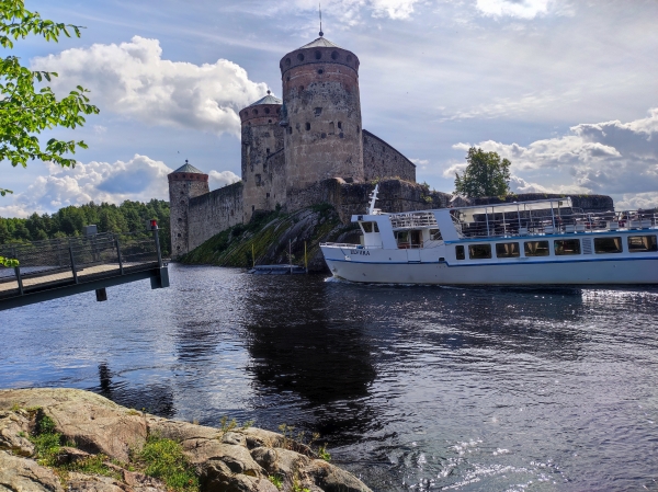 Burg Olavlinna mit Rundfahrtsschiff 2023