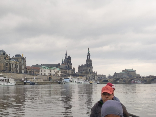 Dresden Stadtdurchfahrt mit dem RUderboot Maerz 2024
