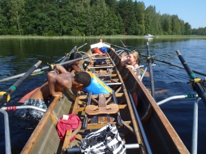 Ruderer auerhalb des Bootes- Badepause finnland 2014